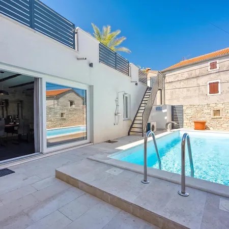 Galant With Pool And Sauna - Happy Daire Maruzini